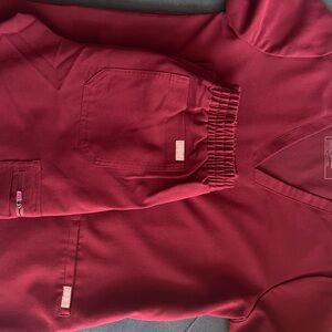 Figs Women's Burgundy scrub set like new small